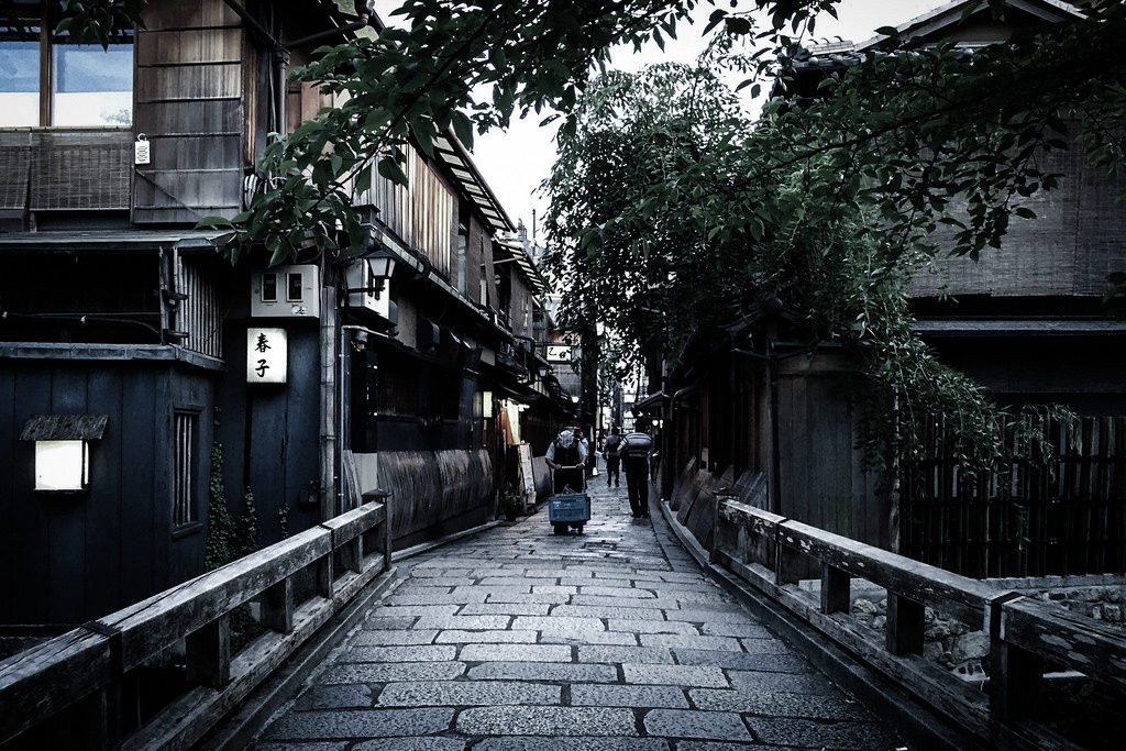 Shirakawa Dori is a famous Geisha area in Gion. photo credit: shirakawa kyoto japan. 白川 京都 via photopin (license)