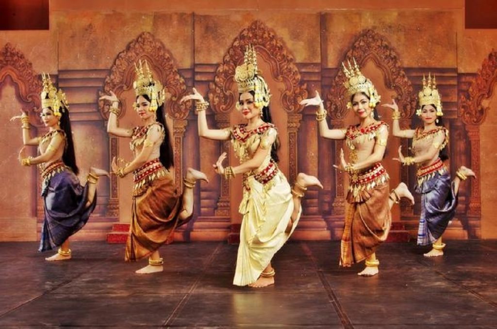 spectacle-de-danse-traditionnelle-in-phnom-penh-322500